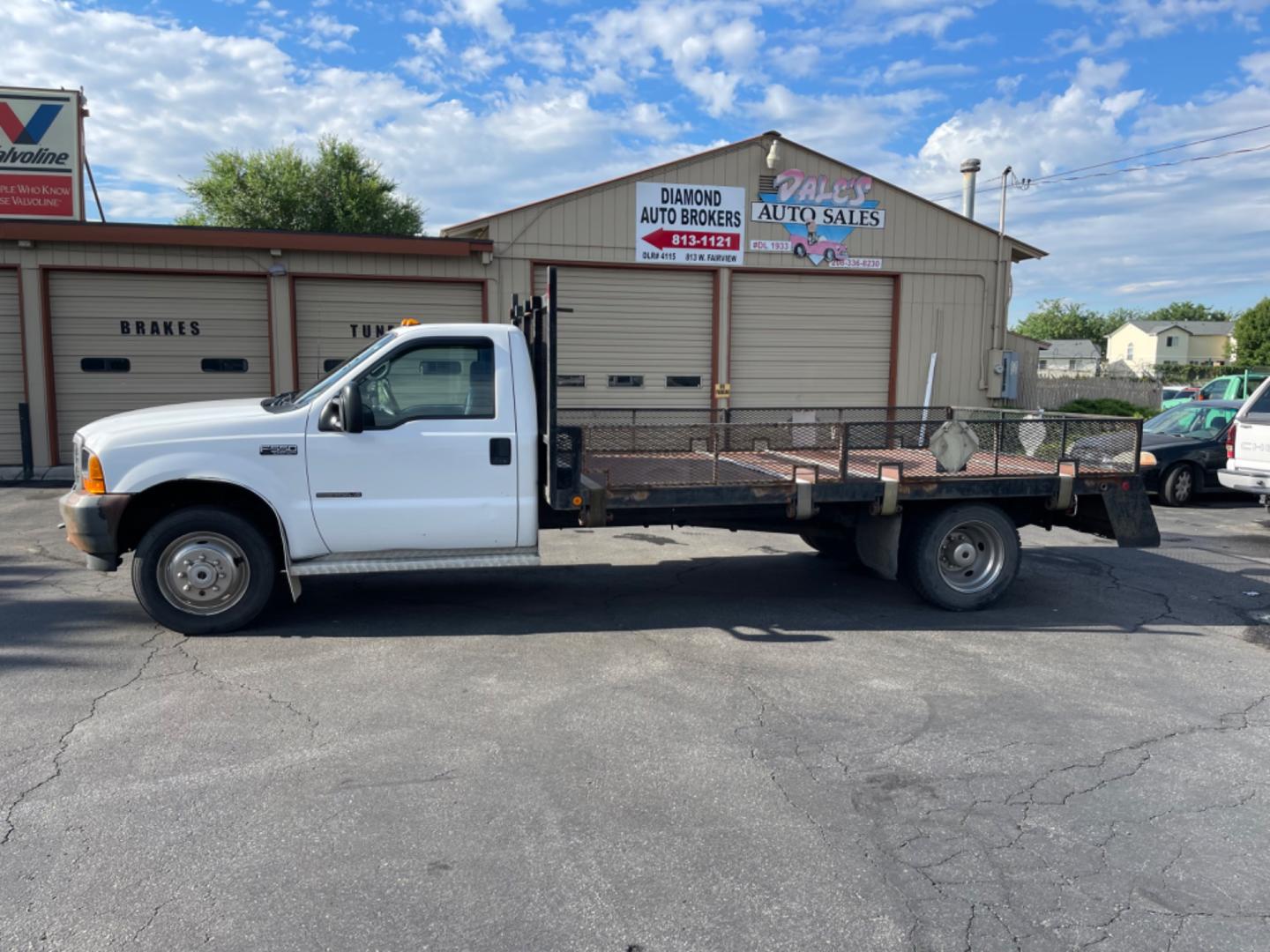 2001 Alpine White /Blue Ford F-550 Regular Cab 2WD DRW (1FDAF56F11E) with an 7.3L V8 OHV 16V TURBO DIESEL engine, AT transmission, located at 813 E Fairview Ave, Meridian , ID, 83642, (208) 336-8230, 43.618851, -116.384010 - Photo#0