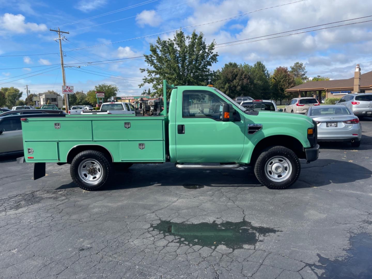 2009 Forest Service Green /Grey Ford F-350 SD XL 4WD (1FDSF35Y19E) with an 6.8L V10 SOHC 30V engine, 6-Speed Manual transmission, located at 813 E Fairview Ave, Meridian , ID, 83642, (208) 336-8230, 43.618851, -116.384010 - Photo#4