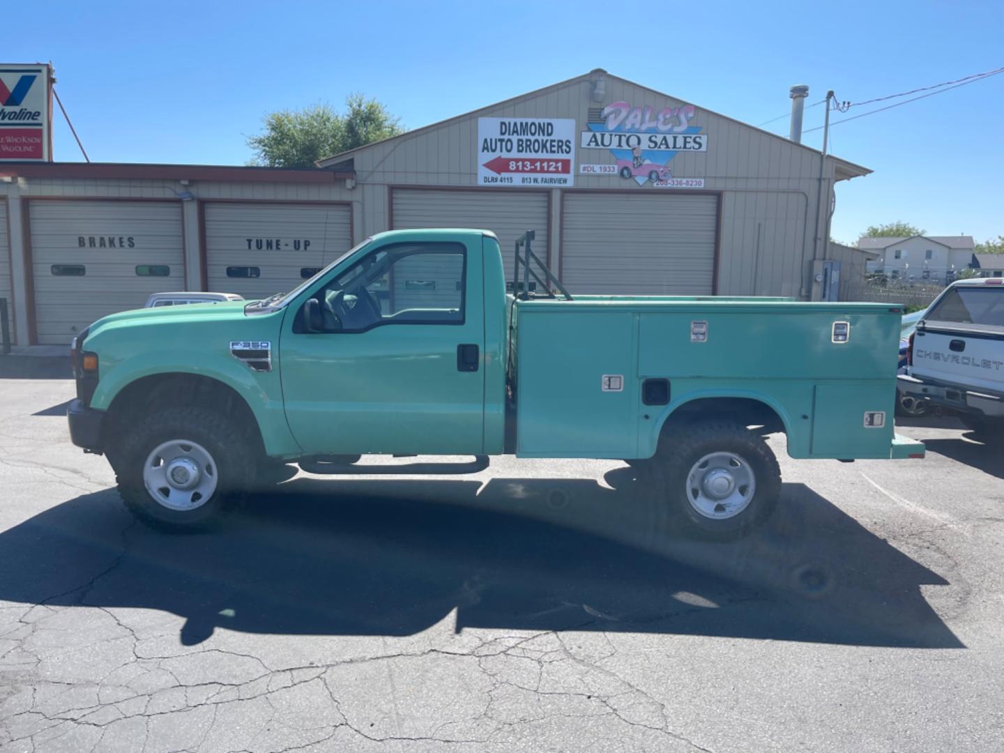 2009 Forest Service Green /Grey Ford F-350 SD XL 4WD (1FTSF31Y09E) with an 6.8L V10 SOHC 30V engine, 6-Speed Manual transmission, located at 813 E Fairview Ave, Meridian , ID, 83642, (208) 336-8230, 43.618851, -116.384010 - Photo#0