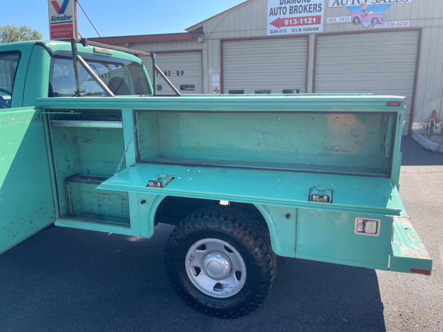 2009 Forest Service Green /Grey Ford F-350 SD XL 4WD (1FTSF31Y09E) with an 6.8L V10 SOHC 30V engine, 6-Speed Manual transmission, located at 813 E Fairview Ave, Meridian , ID, 83642, (208) 336-8230, 43.618851, -116.384010 - Photo#6