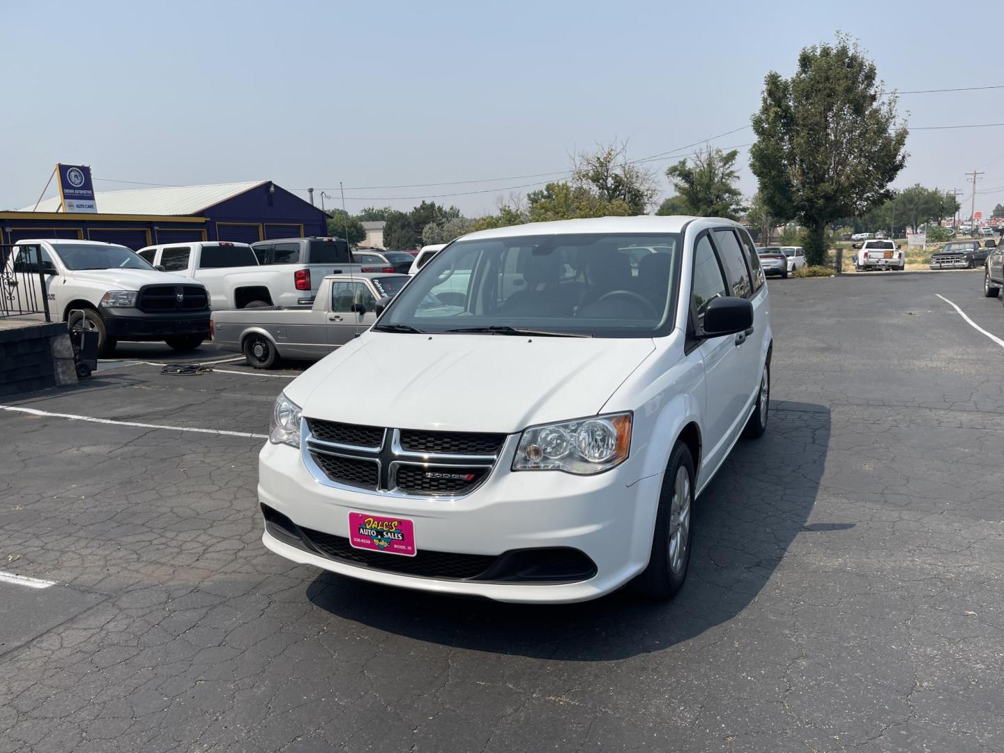 2019 White /Black Dodge Grand Caravan SE (2C4RDGBG0KR) with an 3.6L V6 DOHC 24V engine, 6A transmission, located at 813 E Fairview Ave, Meridian , ID, 83642, (208) 336-8230, 43.618851, -116.384010 - Photo#2