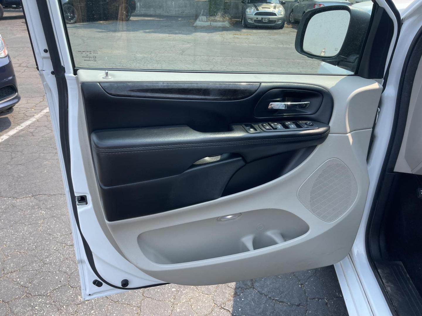 2019 White /Black Dodge Grand Caravan SE (2C4RDGBG0KR) with an 3.6L V6 DOHC 24V engine, 6A transmission, located at 813 E Fairview Ave, Meridian , ID, 83642, (208) 336-8230, 43.618851, -116.384010 - Photo#4