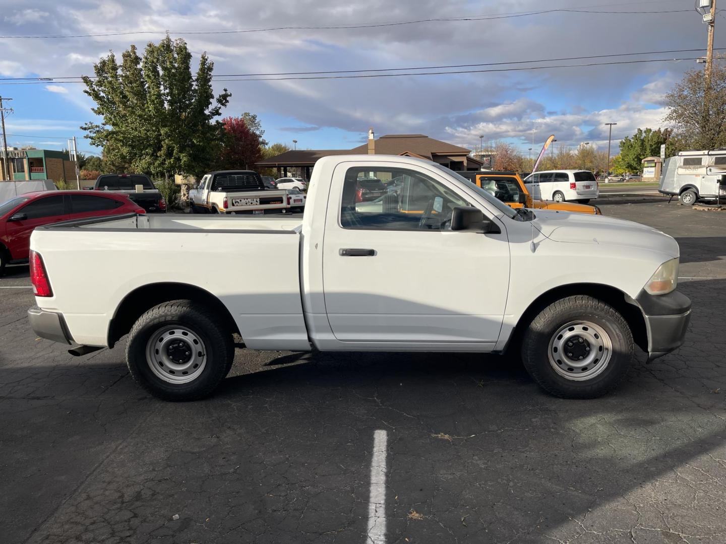 2011 White /Grey Dodge Ram 1500 ST (3D7JB1EK0BG) with an 3.7L V6 SOHC 12V engine, 4-Speed Automatic transmission, located at 813 E Fairview Ave, Meridian , ID, 83642, (208) 336-8230, 43.618851, -116.384010 - Photo#4