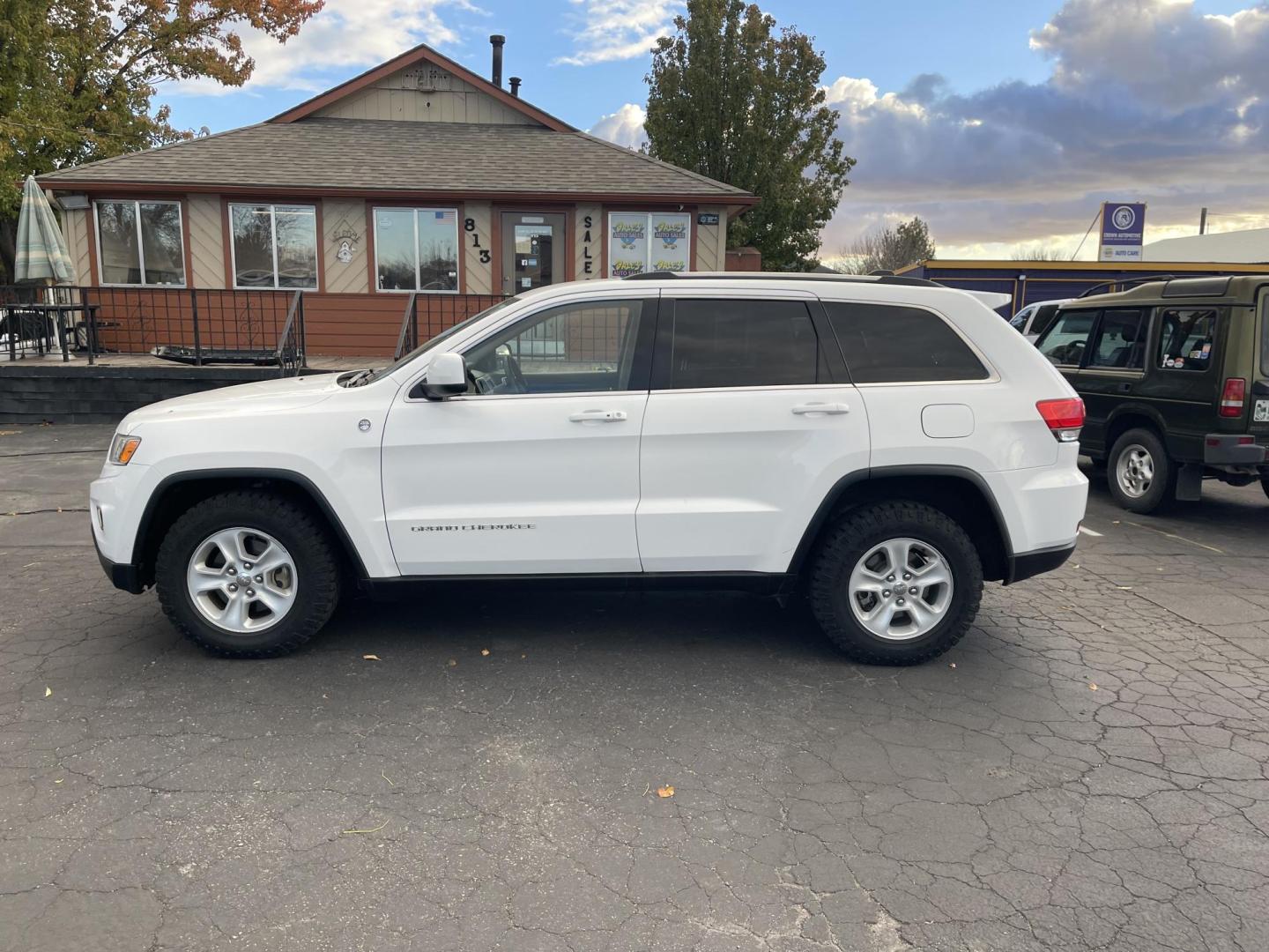 2014 White /Tan Jeep Grand Cherokee Laredo 4WD (1C4RJFAG5EC) with an 3.6L V6 DOHC 24V engine, 5-Speed Automatic transmission, located at 813 E Fairview Ave, Meridian , ID, 83642, (208) 336-8230, 43.618851, -116.384010 - Photo#0