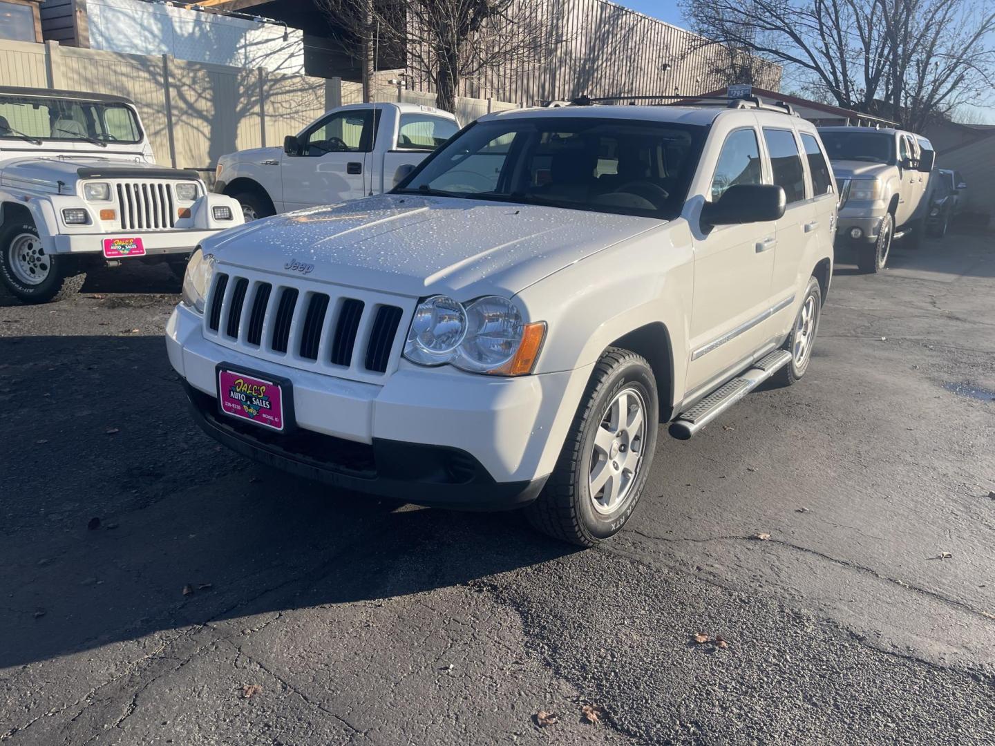 2010 White /Grey Jeep Grand Cherokee Laredo 4WD (1J4PR4GK5AC) with an 3.7L V6 SOHC 12V engine, 5-Speed Automatic transmission, located at 813 E Fairview Ave, Meridian , ID, 83642, (208) 336-8230, 43.618851, -116.384010 - Photo#2