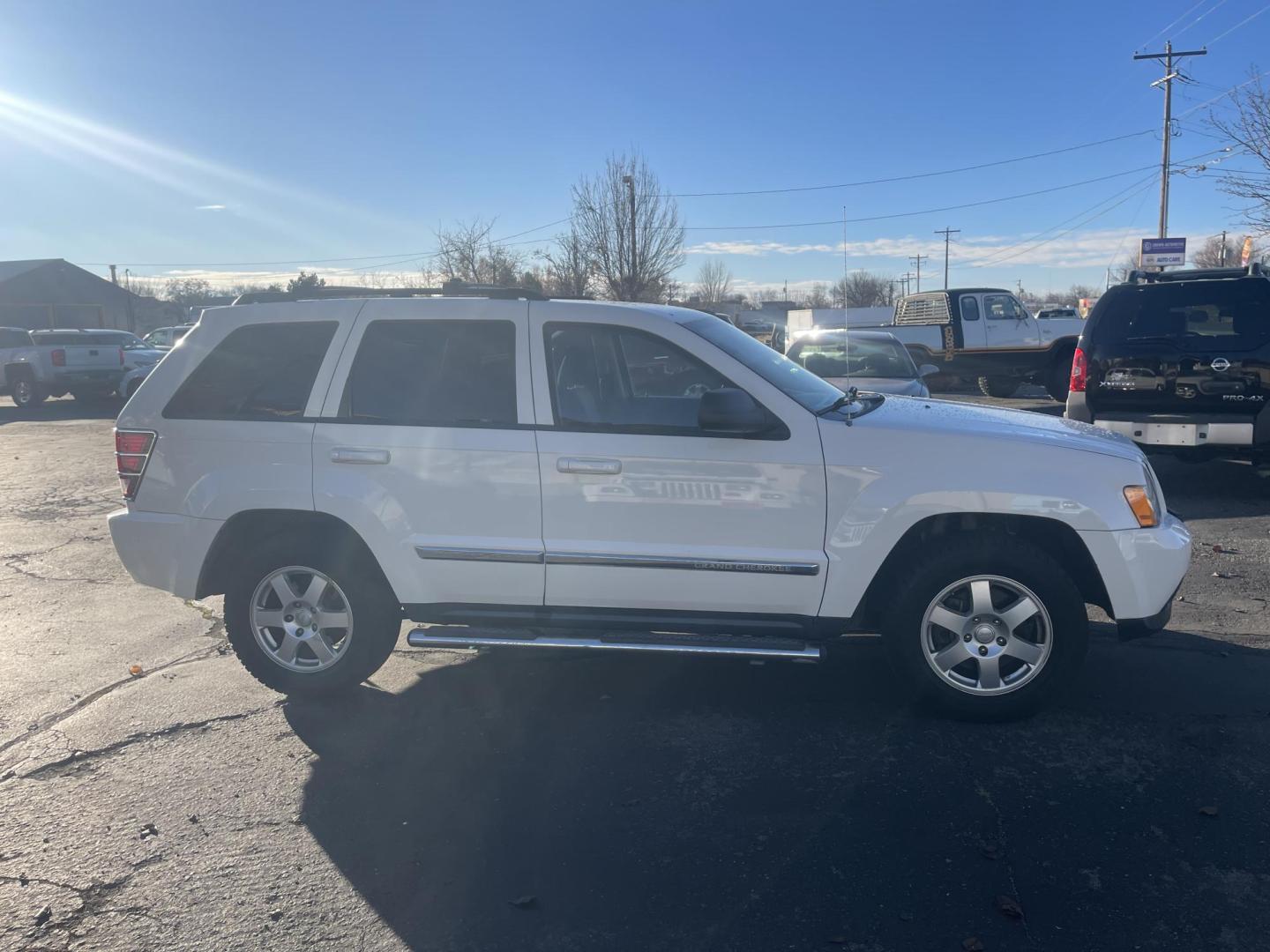 2010 White /Grey Jeep Grand Cherokee Laredo 4WD (1J4PR4GK5AC) with an 3.7L V6 SOHC 12V engine, 5-Speed Automatic transmission, located at 813 E Fairview Ave, Meridian , ID, 83642, (208) 336-8230, 43.618851, -116.384010 - Photo#4