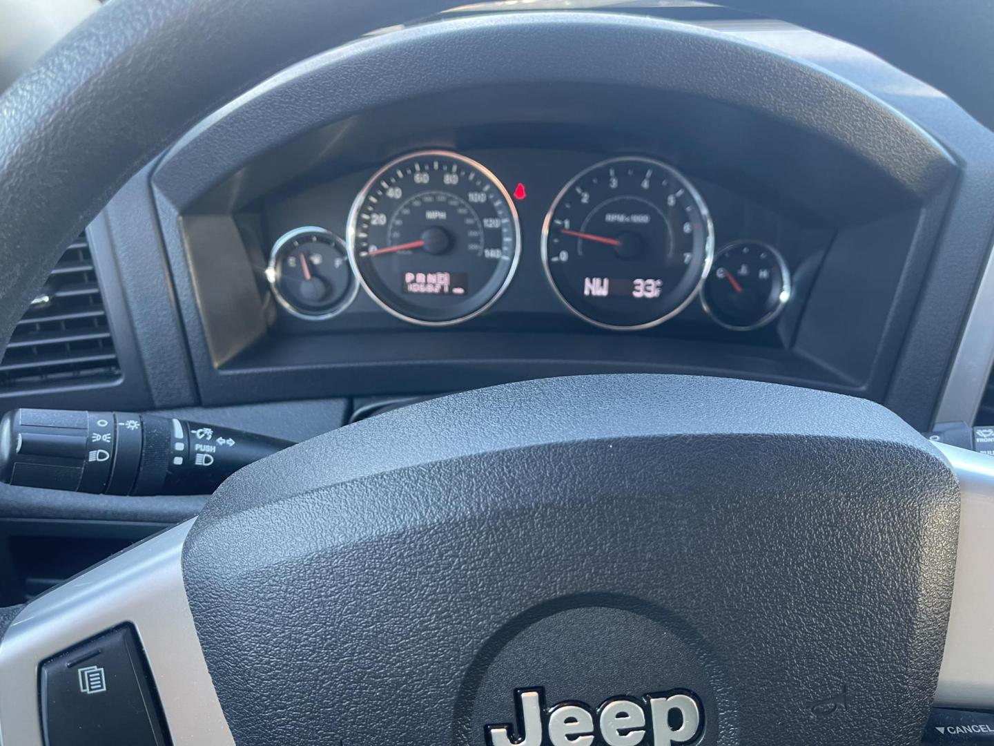 2010 White /Grey Jeep Grand Cherokee Laredo 4WD (1J4PR4GK5AC) with an 3.7L V6 SOHC 12V engine, 5-Speed Automatic transmission, located at 813 E Fairview Ave, Meridian , ID, 83642, (208) 336-8230, 43.618851, -116.384010 - Photo#9