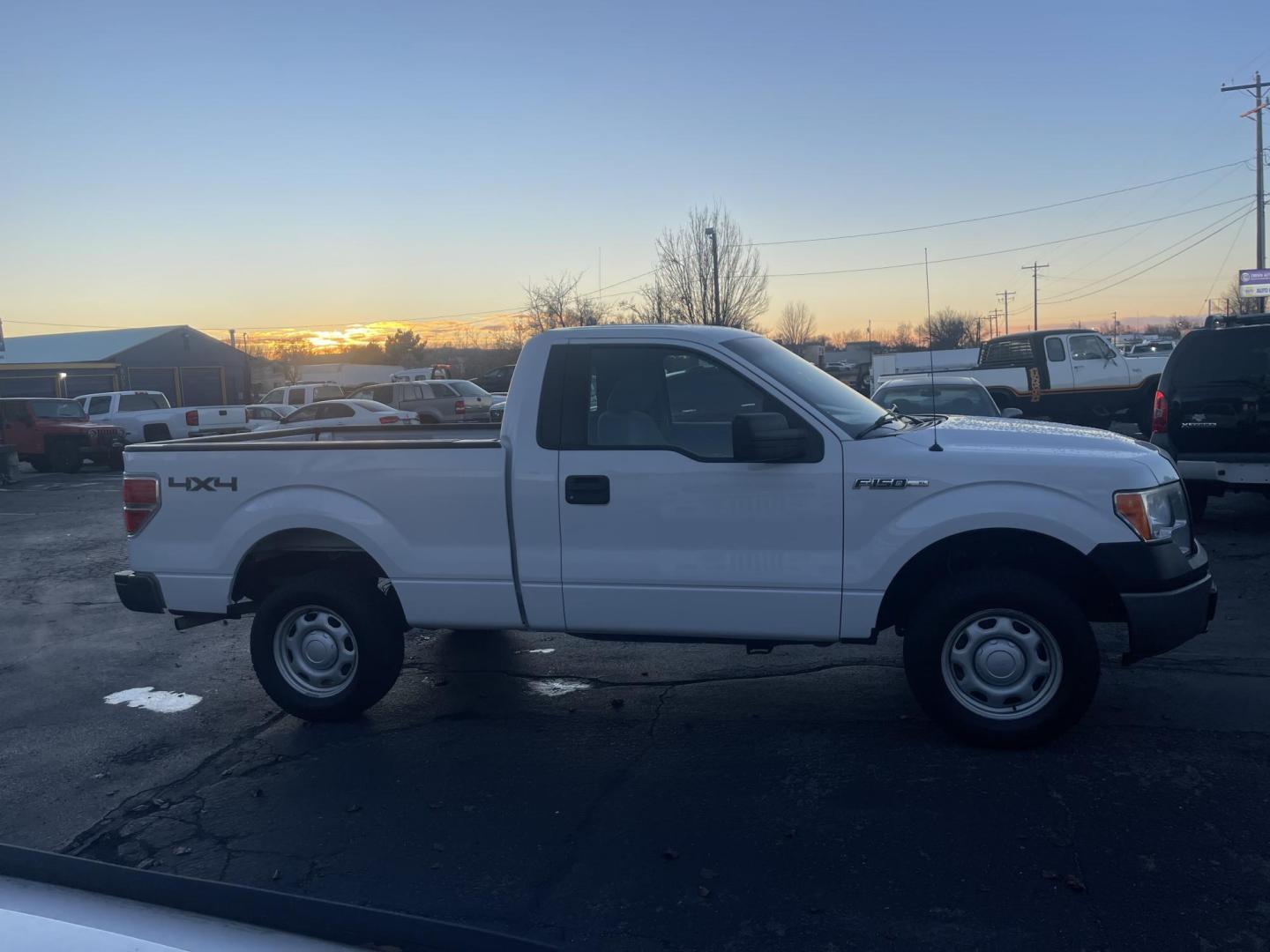 2013 White /Grey Ford F-150 XL 6.5-ft. Bed 4WD (1FTMF1EM9DF) with an 3.7L V6 DOHC 24V engine, 6-Speed Automatic transmission, located at 813 E Fairview Ave, Meridian , ID, 83642, (208) 336-8230, 43.618851, -116.384010 - Photo#3