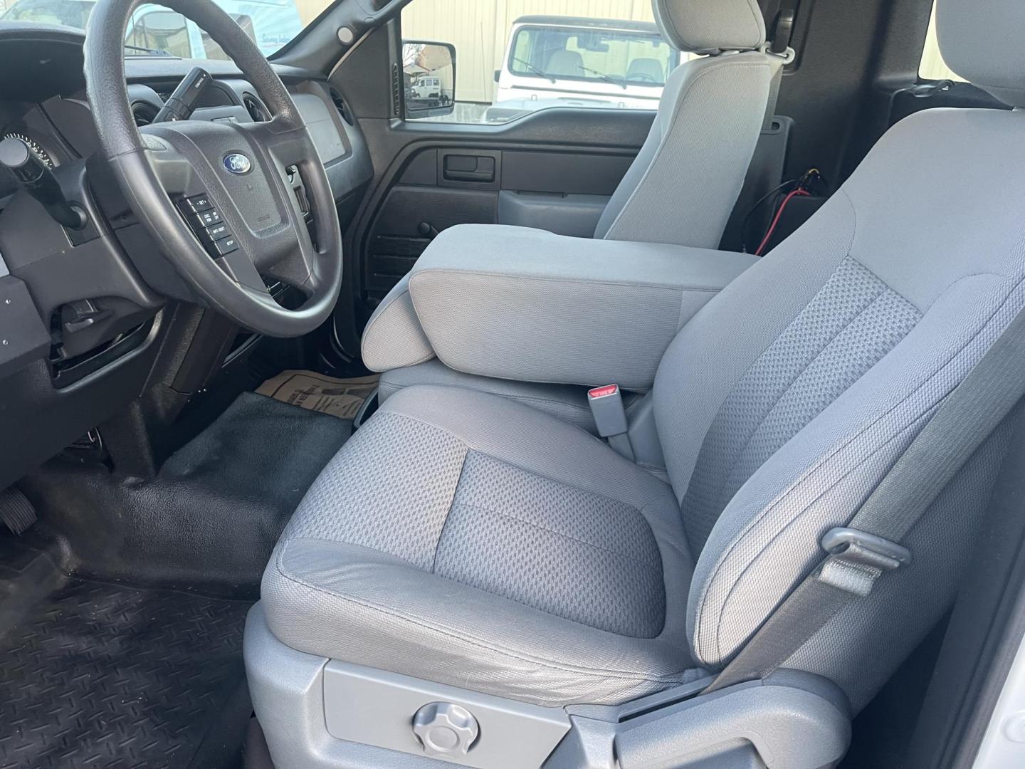 2013 White /Grey Ford F-150 XL 6.5-ft. Bed 4WD (1FTMF1EM9DF) with an 3.7L V6 DOHC 24V engine, 6-Speed Automatic transmission, located at 813 E Fairview Ave, Meridian , ID, 83642, (208) 336-8230, 43.618851, -116.384010 - Photo#6